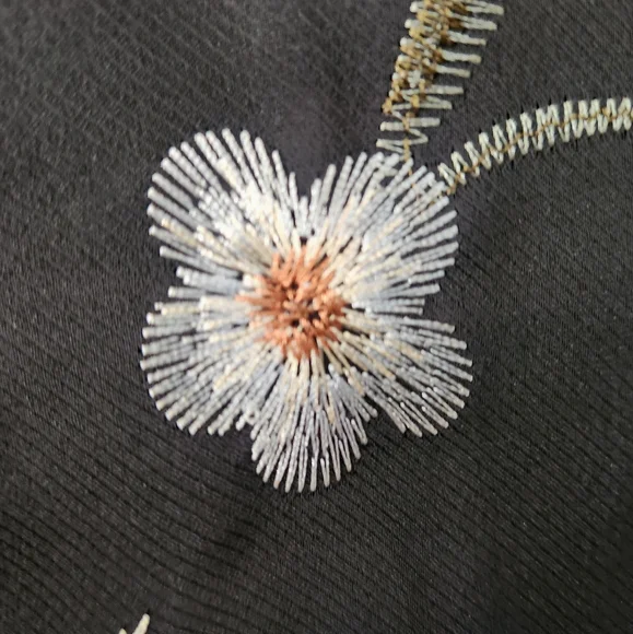 Chico's Black and Pink Sleeveless Blouse w/ Embroidered Flowers. Beautiful Top - Picture 5 of 9